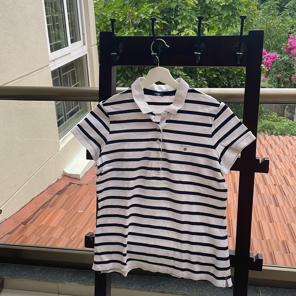 Very smart Gant polo, white and navy blue striped Tshirt - Picture 6 of 7